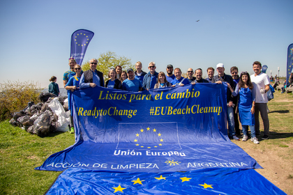 Посолство – Буенос Айрес се включи в инициативата на Делегацията на ЕС за почистване на плажа в община Висенте Лопес